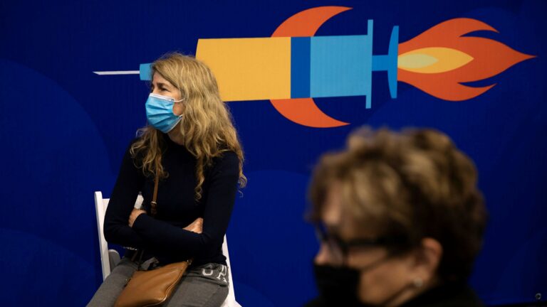 Izrael: Odpůrkyně očkování pracující ve škole nesmí do práce