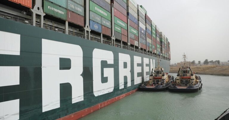 K Ever Given blokující Suezský průplav míří další tažné čluny