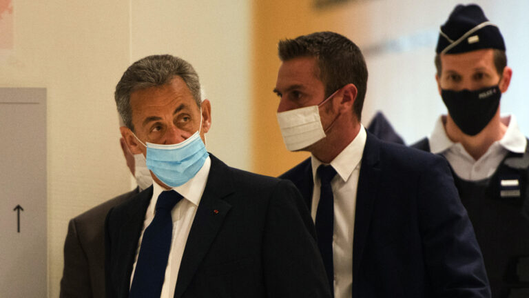 Soud uložil exprezidentovi Sarkozymu roční nepodmíněný trest