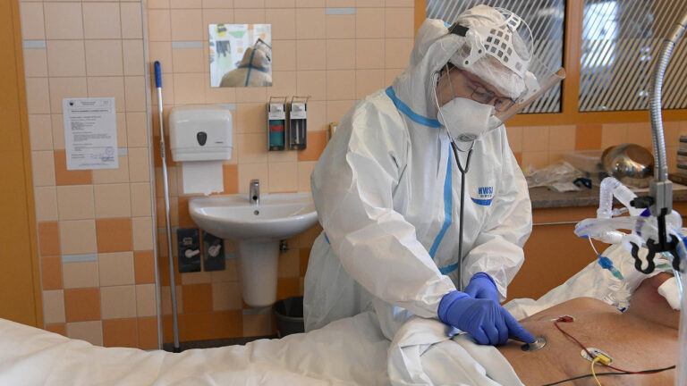 Odborníci připravili cviky pro lidi vyléčené z covidu-19