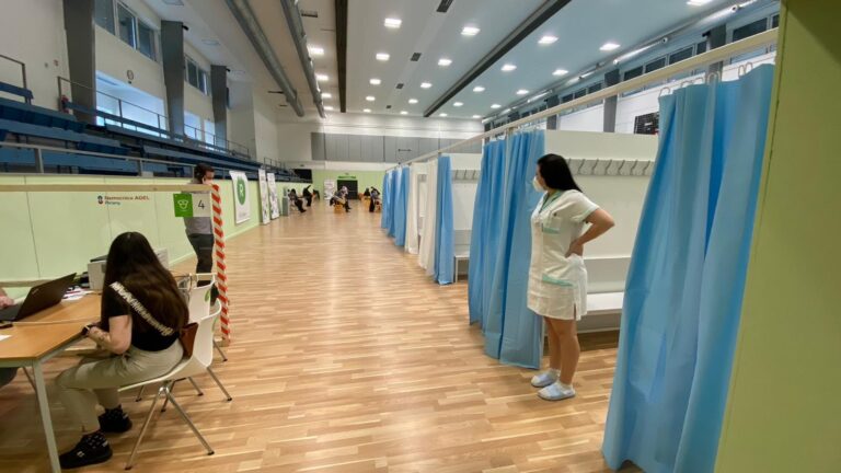 Lidé od 16 do 29 let se budou moci k očkování registrovat od pátku