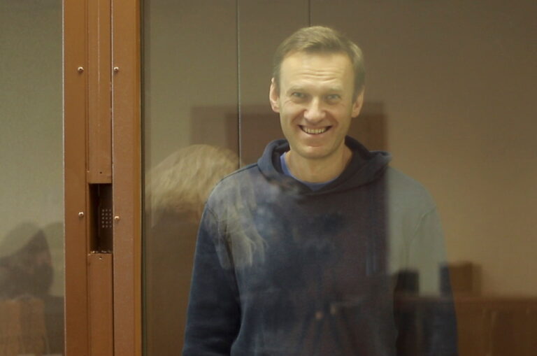 Navalnyj trpí vyhřezlými ploténkami. Podle advokátů ztrácí cit v nohou i rukou, dál ale drží hladovku