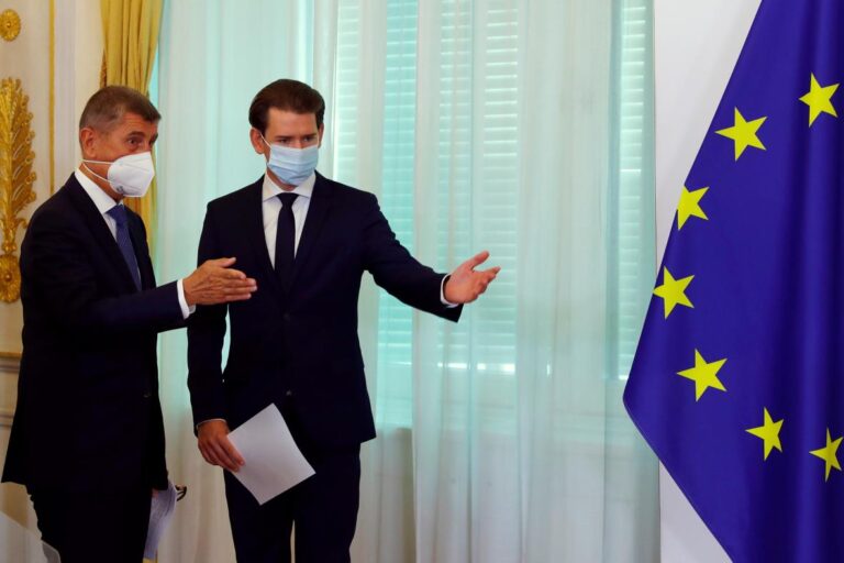 Politico: Vyjednávání o vakcínách je porážkou Kurze, Babiše a Janši. Ve sporu ale nejvíce tratí Česko