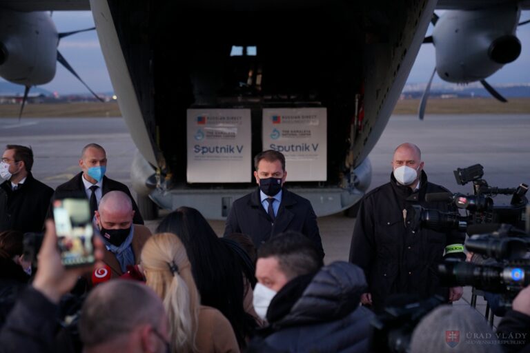 Netransparentnost, chybějící data i rozdílná kvalita. Ruská vakcína Sputnik V čelí nejednomu skandálu