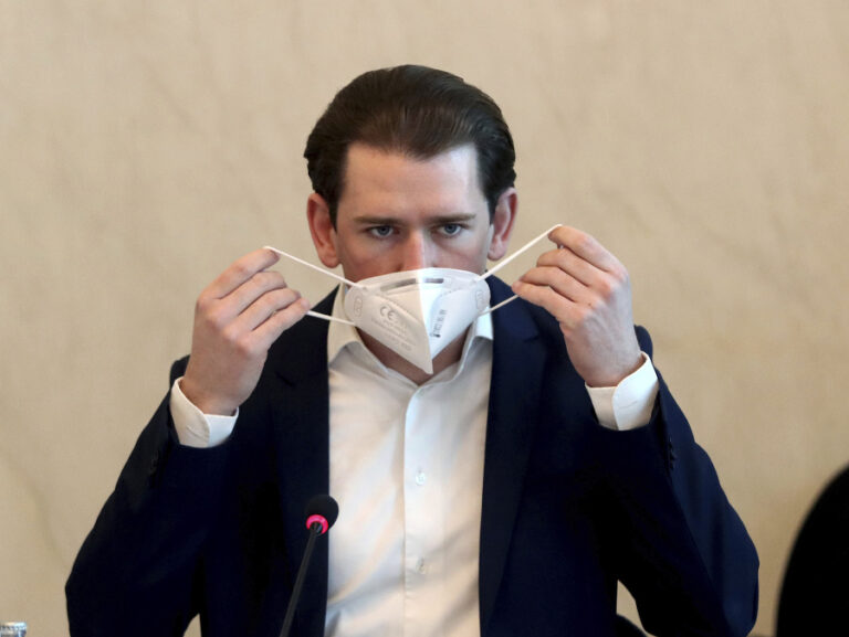 Rakúsko sužuje škandál: Korupcia aj 2500 fotiek penisu v mobile! Kancelár Kurz prežíva ťažké časy