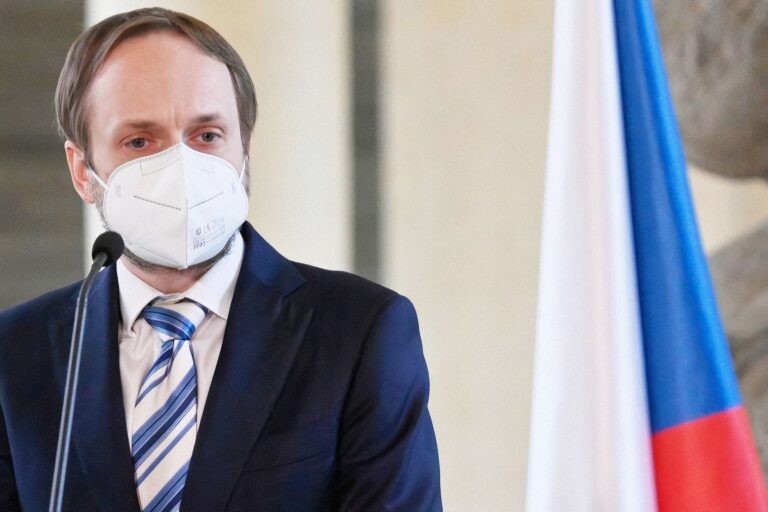 Kulhánek při první zahraniční cestě míří na Slovensko