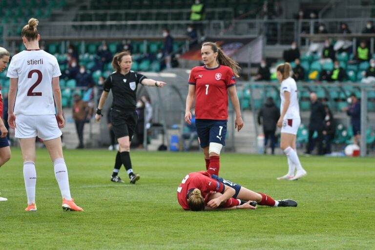 ‚Máme na ně.‘ Fotbalistky chtějí po úvodní remíze se Švýcarskem vybojovat historické Euro v odvetě