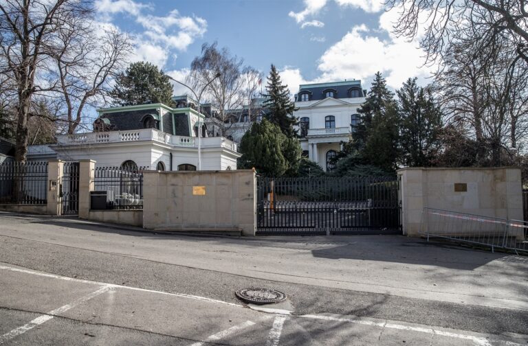 Ruská média vidí v krocích ČR vliv USA, zlehčují situaci i vtipy o pivu