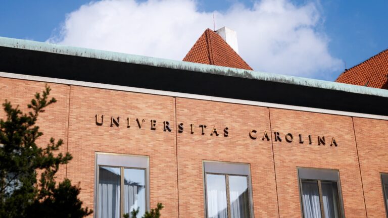 Univerzita Karlova se vakcínou Sputnik V na žádost Zemana zabývat nebude. Považuje to za zbytečné