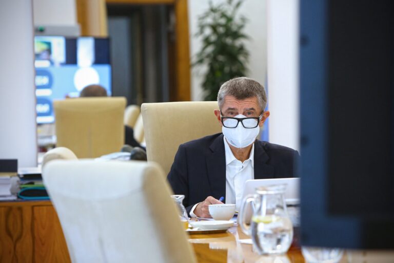 Koronavirus jen tak nezmizí. ‚Je důležité připravit očkovací strategii na další roky,‘ uvedl Babiš