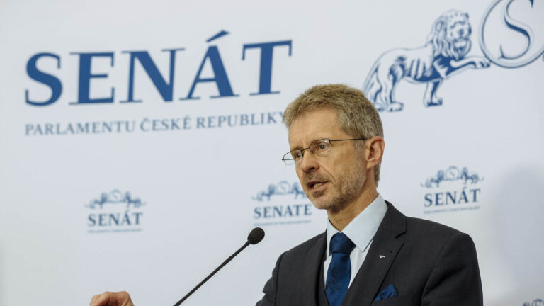 Šéf Senátu vyzval k dodržování pravidel, kritizoval Babiše a Zemana