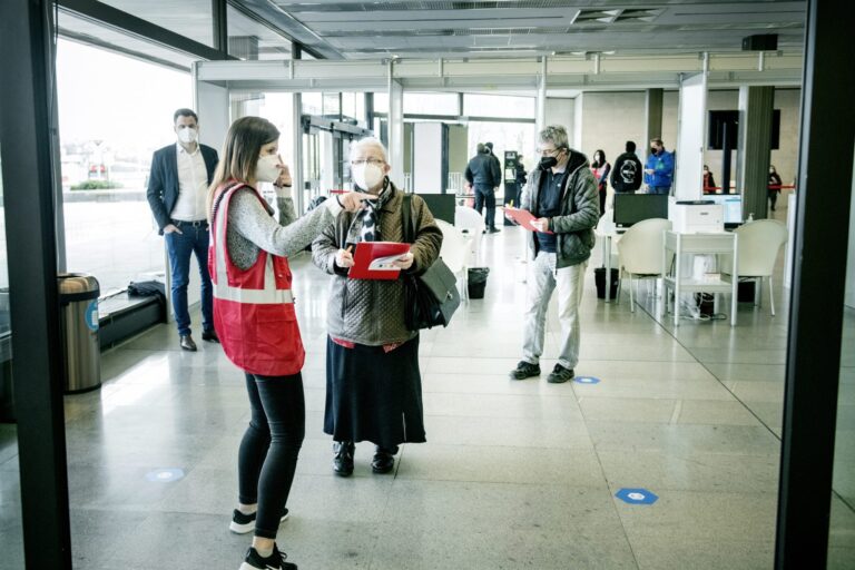 Ve středu v Česku 348 nakažených a podle Babiše rekordní počet očkovaných