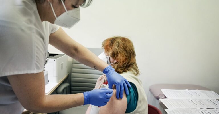 Devadesát tisíc i sto milionů. Odškodné za očkování žádají už desítky lidí