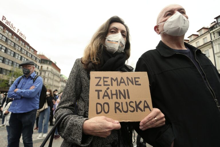 V Praze demonstrovaly tisíce lidí proti příklonu Zemana k Rusku