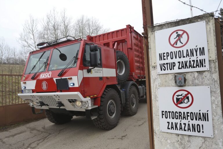 Špioni projeli prostě přes vrátnici. Vrbětice měly jednoho vrátného a díry v plotě, popisují detektivové