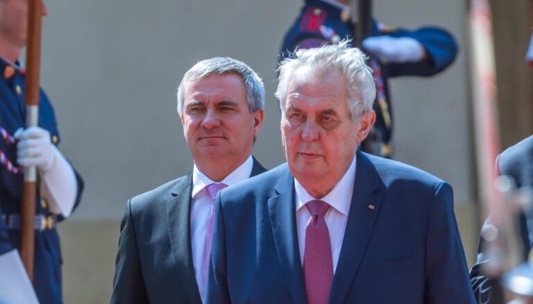 ‚Zase proti transparentnosti.‘ Změnu infozákona ve prospěch Hradu vláda prosazuje hned třemi způsoby