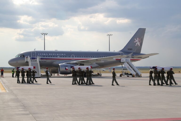 ‚Nakládají kufry, krabice i dětské kolo.‘ Ruská média sledují přípravu českých diplomatů k odjezdu