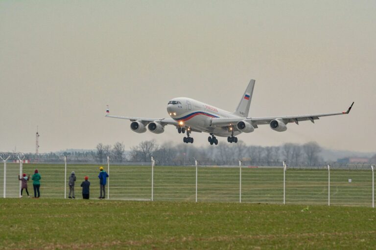 EUobserver: Země EU uvažují o vyhoštění ruských diplomatů v solidaritě s ČR