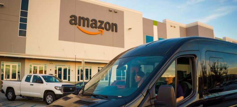 Amazon přiznal, že jeho řidiči jsou někdy nuceni močit do lahví