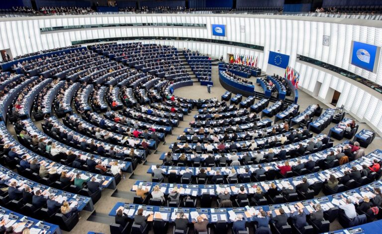 EK navrhla povinné omezení spotřeby elektřiny ve špičkách o pět procent