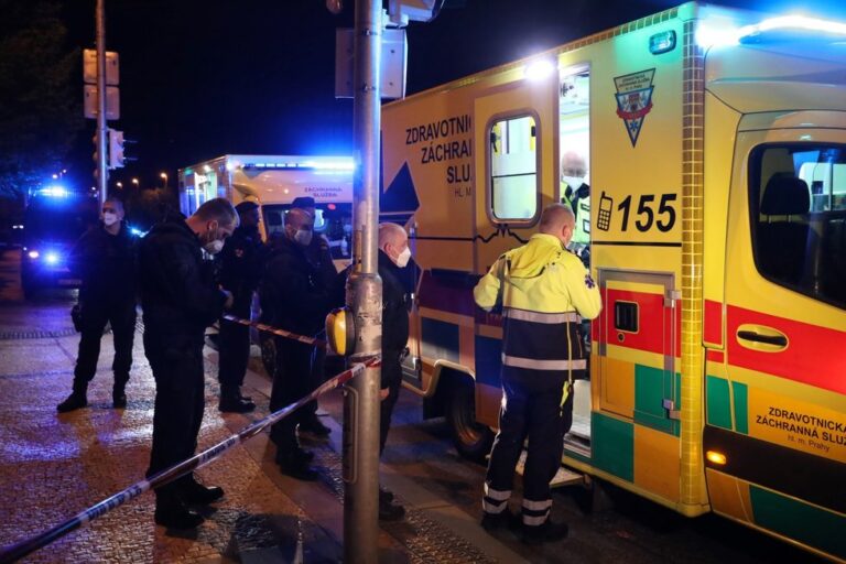 Tři pobodaní po noční rvačce v Praze, muž s nožem ujížděl tramvají