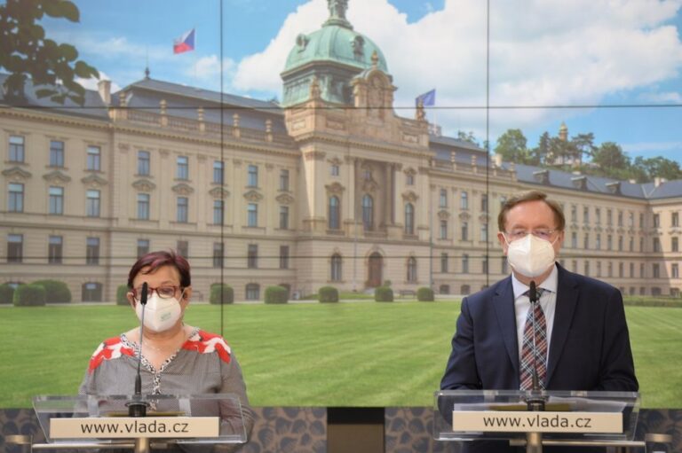 Kabinet by měl projednat testování na covid-19 či nošení roušek v létě