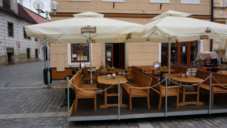 Od pondělí se rozšíří výuka na školách a otevřou se restaurační zahrádky