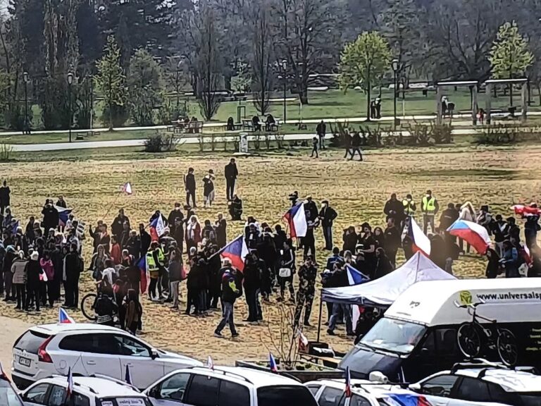 Na protest na Střeleckém ostrově dorazilo 250 lidí, na Letnou 200