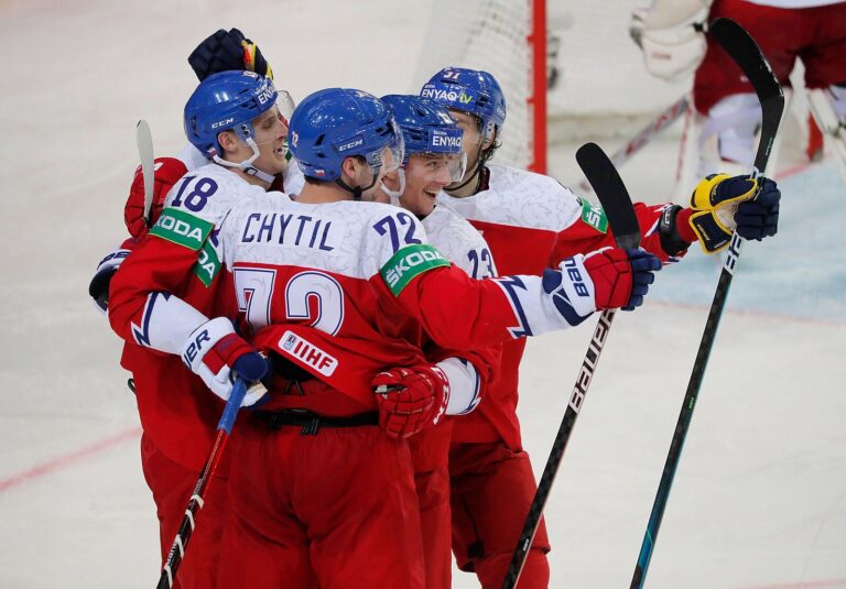 Hokejisté zdolali Dánsko, k postupu jim pomohlo Rusko