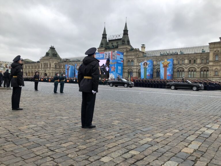 Budeme pevně hájit naše národní zájmy, řekl Putin na vojenské přehlídce v Moskvě