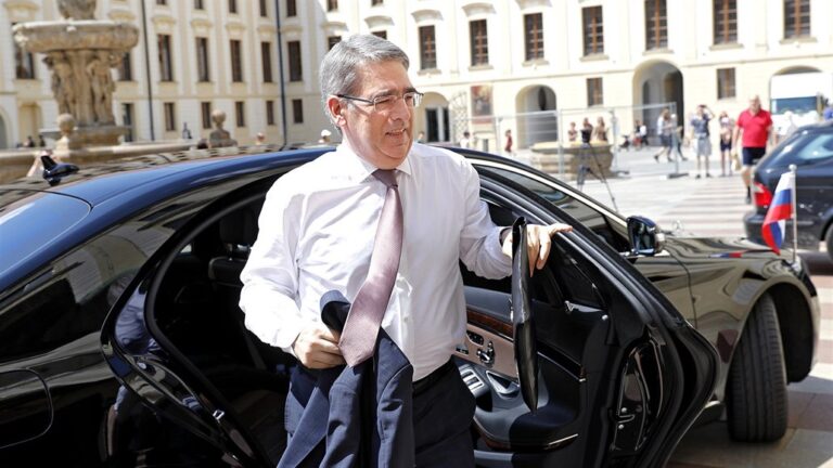 Ruský velvyslanec přijel na Hrad. Za kým? Zeman byl totiž v Lánech