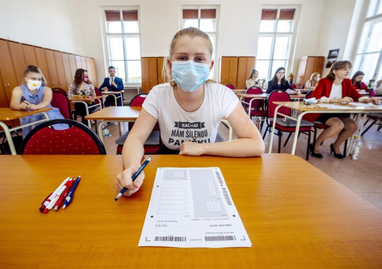 Začínají didaktické testy maturit. Více času pomůže psychicky, věří expert