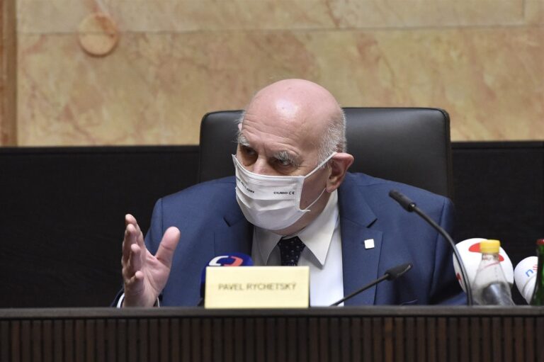 Deník N: Rychetský se snažil žalobce Zemana přesvědčit, aby tlaku odolal