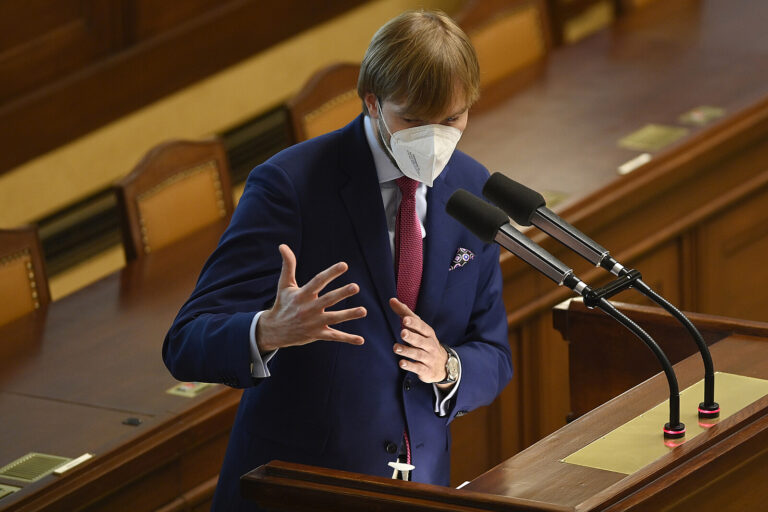 Zbývá už jen oslava na Karlově mostě, glosoval Vojtěch návrh opozice