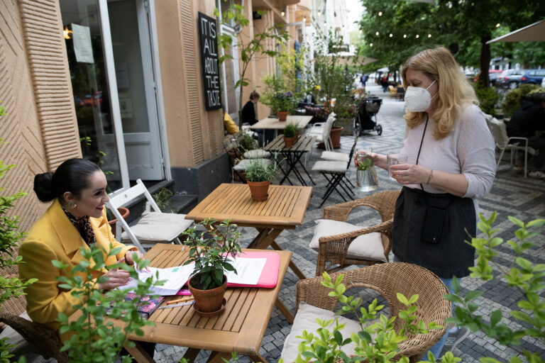 Restaurační zahrádky v centru Prahy dostanou výpověď. Vadí prý turistům