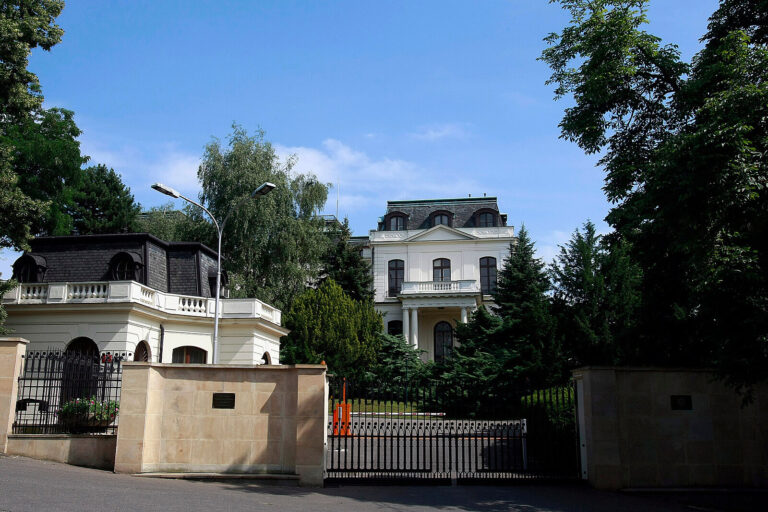 Učitelé přijdou o exkluzivitu zaměstnanců ruské ambasády, chtějí-li zůstat