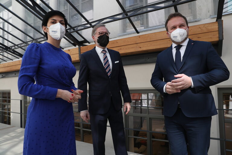 Fialova vláda získala po rekordně dlouhém jednání důvěru poslanců