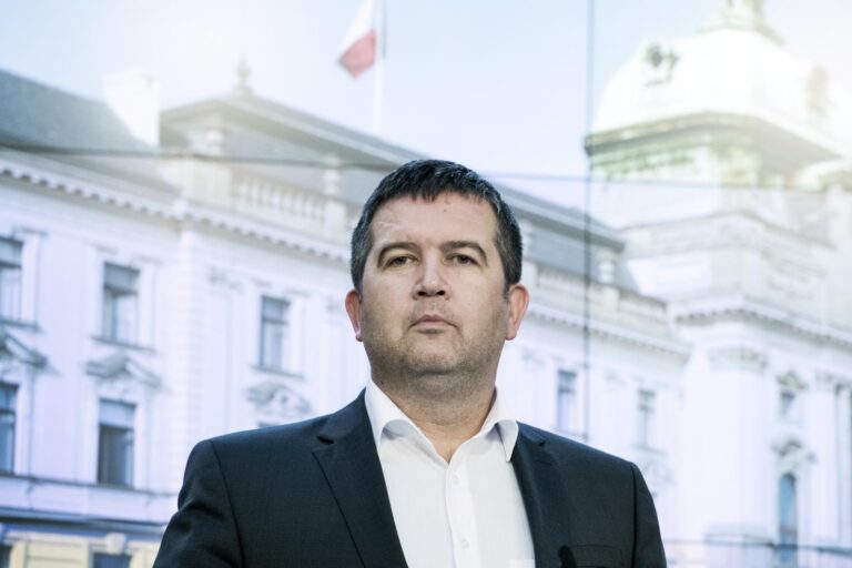 Není svědek mého ‚ďábelského plánu‘, podám trestní oznámení a žalobu, uvedl Hamáček. Chce 10 milionů