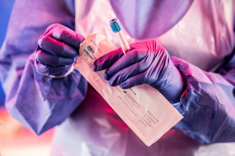 Evropská unie zvažuje uvolnění patentů na vakcíny proti covidu-19, uvedla von der Leyenová