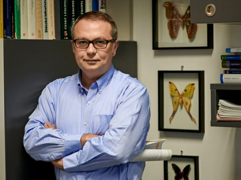 Nevyžadovat negativní test tři týdny po první dávce je odvážné, míní Hajdúch