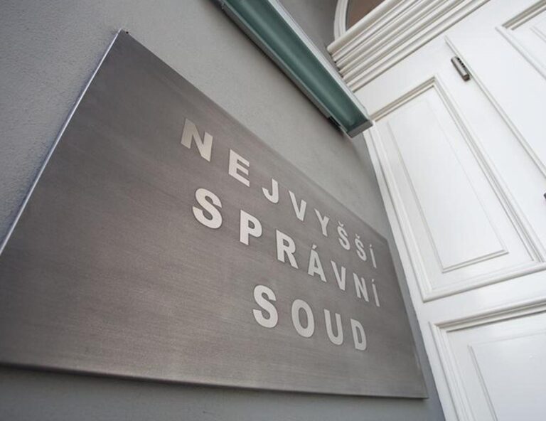 Další nezákonné opatření. Soud ztrhal dubnové nařízení o povinných rouškách