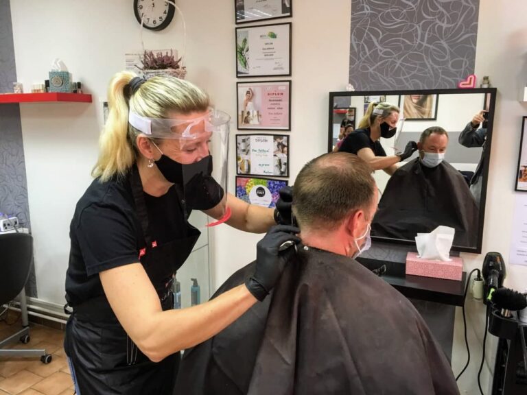 Dnes se otevírají kadeřnictví i školy či galerie v části Česka