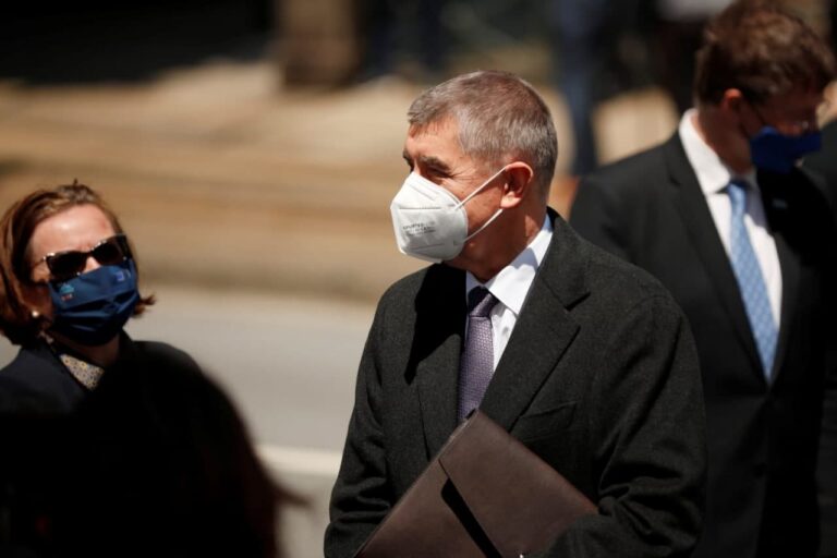 Babiš chce na summitu požádat šéfku Evropské komise o dodatečné množství vakcín na červen