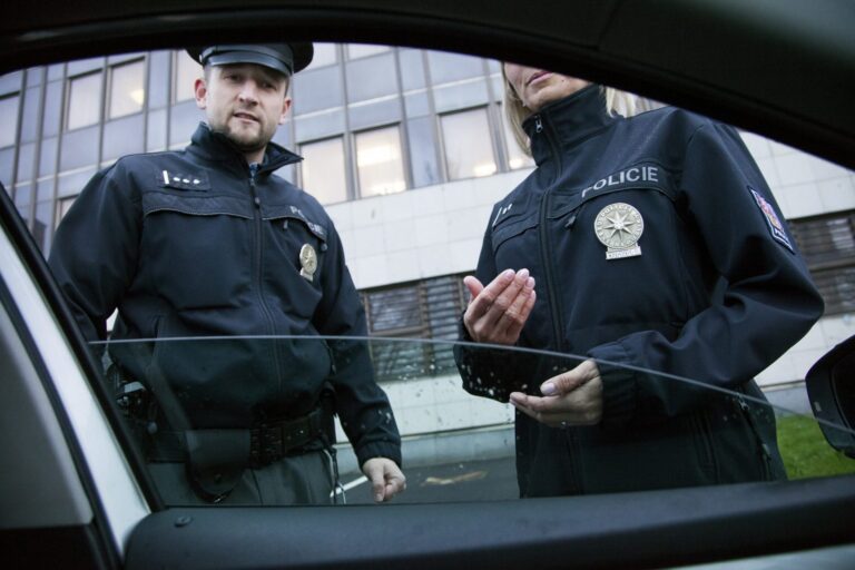 Plukovníkovi kriminálky ve služebním autě naměřili přes dvě promile alkoholu. Případ řeší inspekce