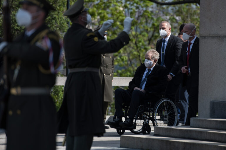 OBRAZEM: Česko slaví Den vítězství. Na Vítkově uctil památku padlých vojáků prezident i šéf Senátu