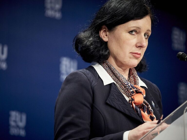 Jourová: EU slíbit levné energie nemůže, lidé ale budou mít čím topit