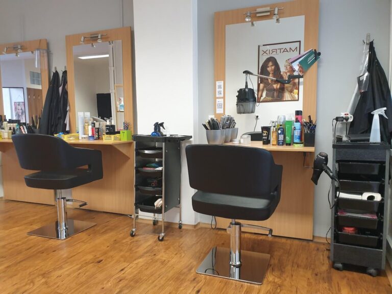 Vážně potřebuji test? Kadeřnictví ožila, zákazníci si za některé služby připlatí až sto korun