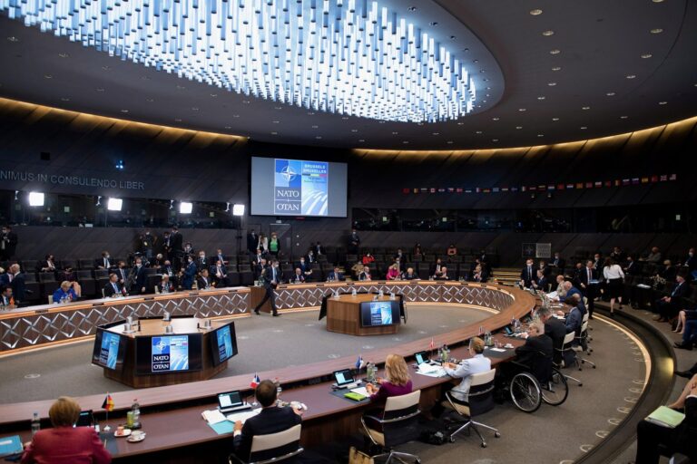 Členské státy NATO se na summitu postavily za Česko. Za mezinárodní hrozbu označily Rusko a Čínu