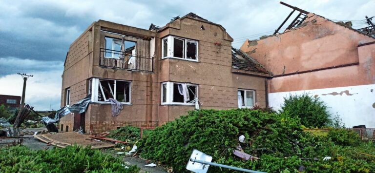 Lidé i firmy přispívají na odstranění škod po ničivé bouři na jihu Moravy. Posílají i materiální pomoc