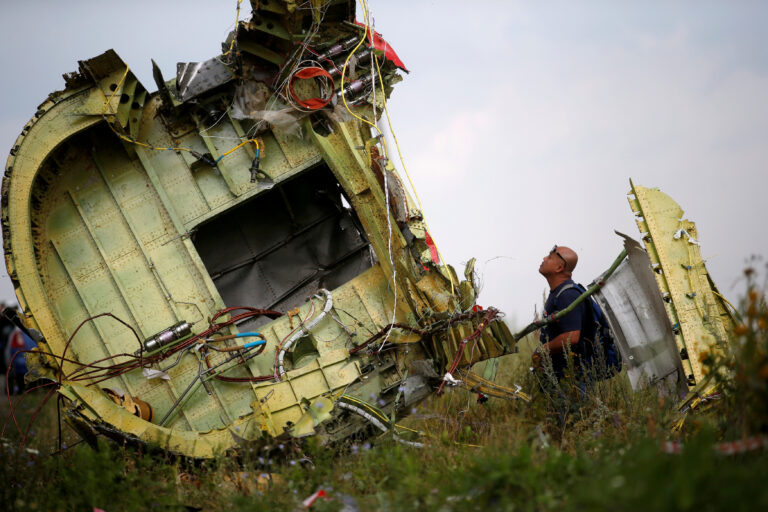 Let MH17 sestřelila raketa Buk ruské výroby, tvrdí nizozemský soud. Posoudí také, odkud byla vypálena